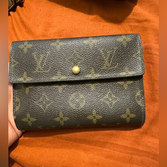LV monogram medium sized wallet - Picture 1 of 11